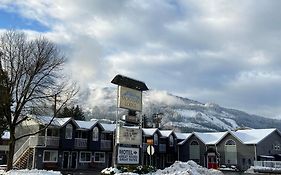 Monashee Lodge